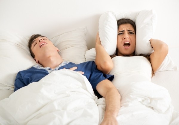 การนอนกรนของคุณดังมากมันรบกวนการนอนหลับของคู่ของคุณ